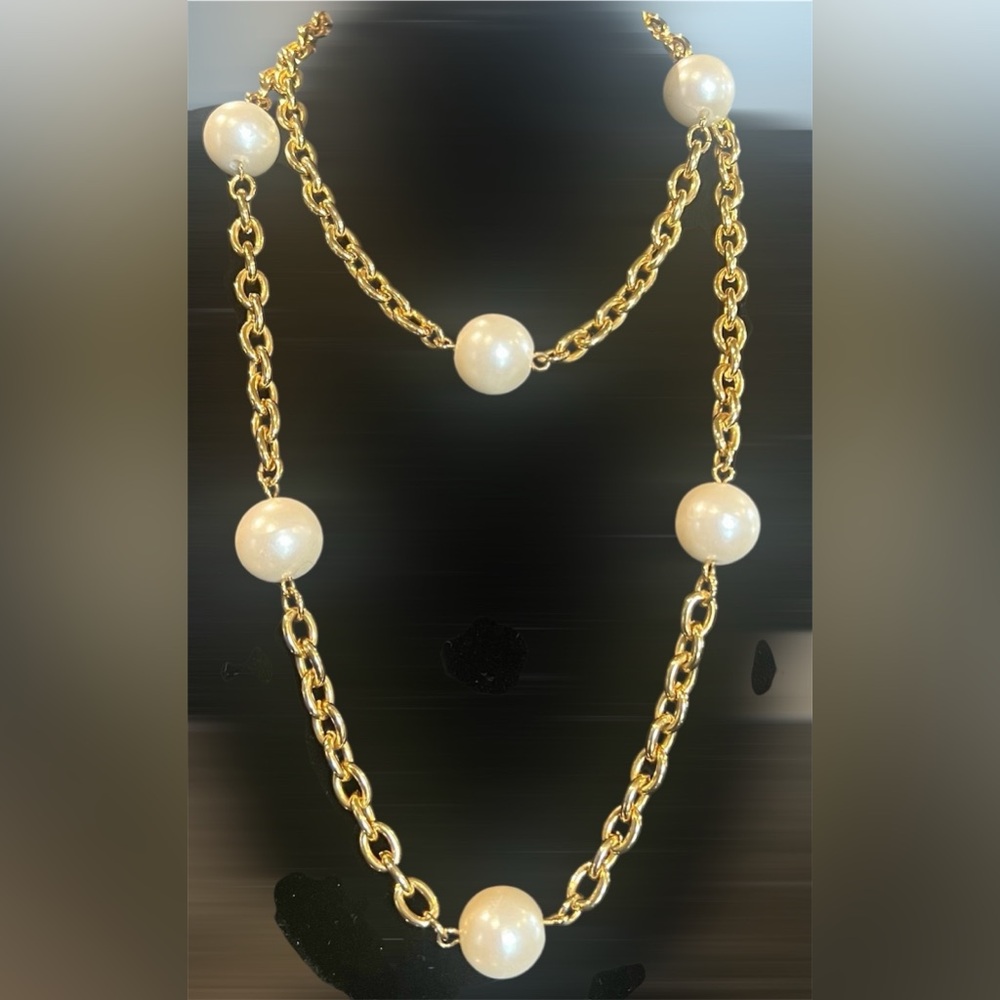 VINTAGE Gold toned and Pearl Necklace